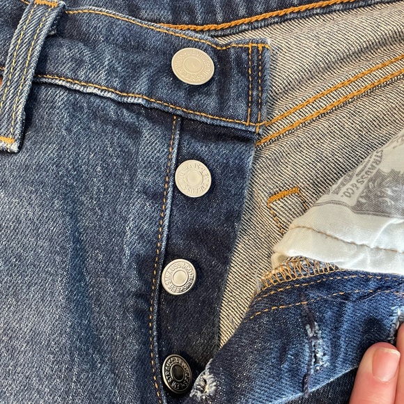 Levi’s High Waisted Jean Shorts - Picture 7 of 7